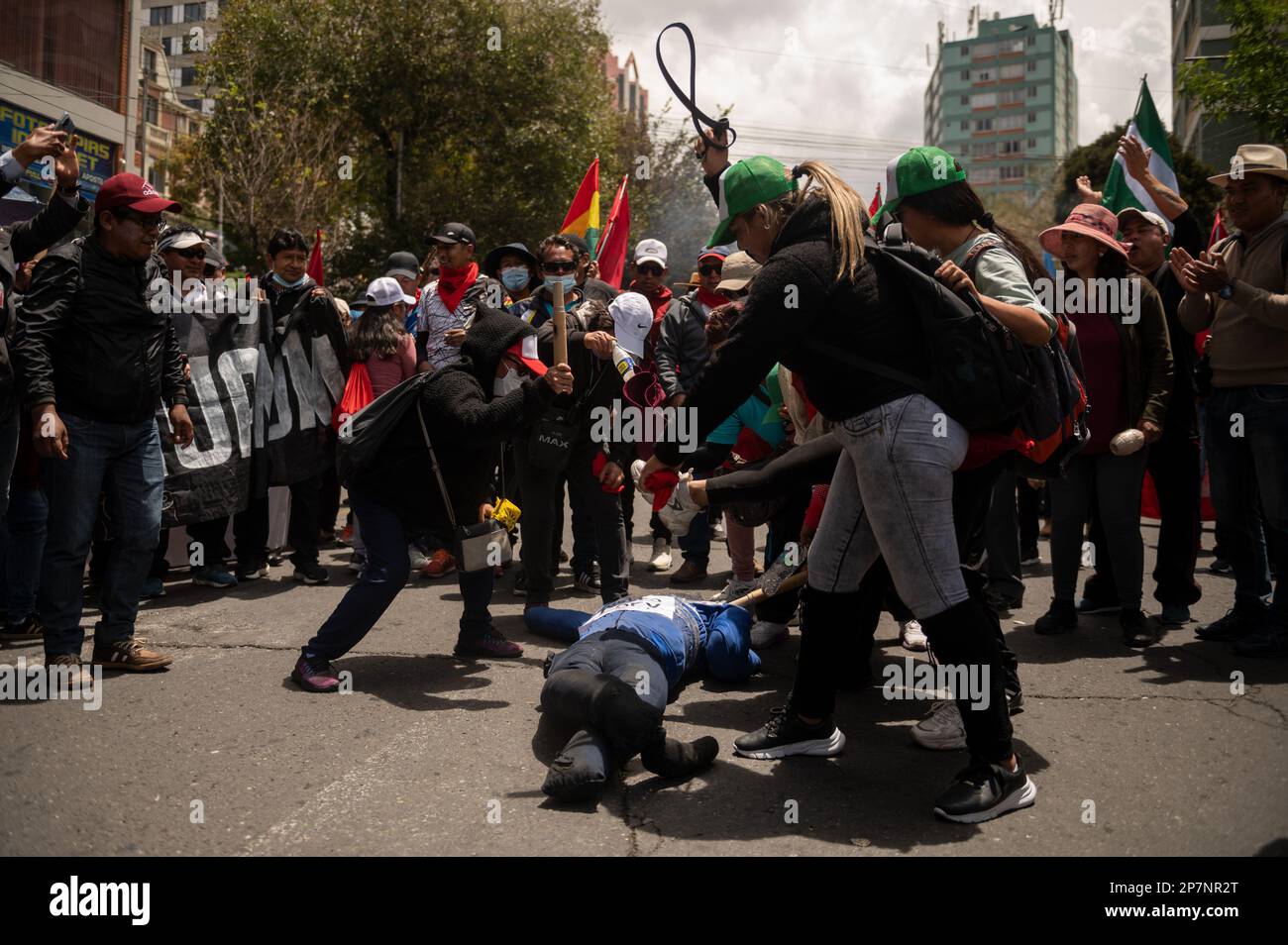 La Paz, Bolivie. 08th mars 2023. Les manifestants ont incendié une poupée et l'ont symboliquement battue lors d'une manifestation d'enseignant. Les enseignants protestent depuis des jours contre un projet de réforme des programmes scolaires, exigeant de meilleures conditions de travail. Credit: Radoslaw Czajkowski/dpa/Alay Live News Banque D'Images