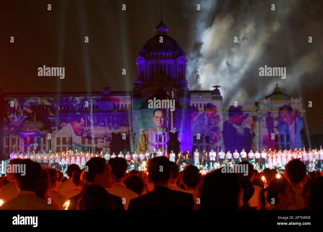 Portraits of Thailand's King Bhumibol Adulyadej are seen on the Anatha Samakhom Throne during the light & sound show to celebrate his 82nd birthday Saturday, Dec. 5, 2009, in Bangkok, Thailand. (AP Photo/Apichart Weerawong) Banque D'Images