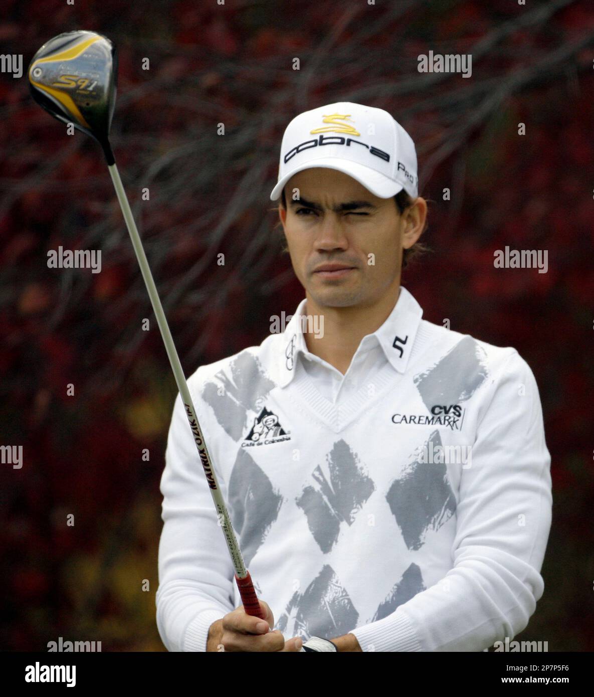 Camilo Villegas of Colombia, eyes his drive on the second tee in the Pro-Am round of the Chevron World Classic golf tournament at Sherwood Country Club in Thousand Oaks, Calif., Wednesday, Dec. 2, 2009. (AP Photo/Reed Saxon) Banque D'Images