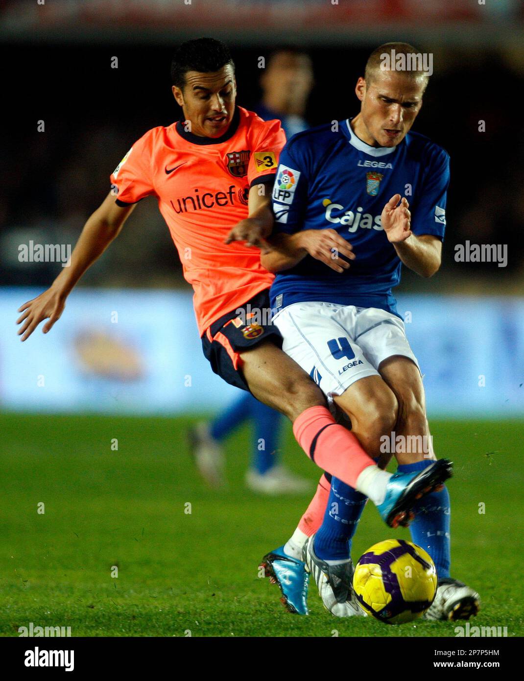 Barcelona's Pedro Rodriguez from Spain, left, and Xerez's Alejandro Berganti–os from Spain, right, fight for the ball during their La Liga soccer match at the Chapin stadium in Jerez de la Frontera, Spain, on Wednesday, Dec. 2, 2009. (AP Photo/Angel Fernandez) Banque D'Images