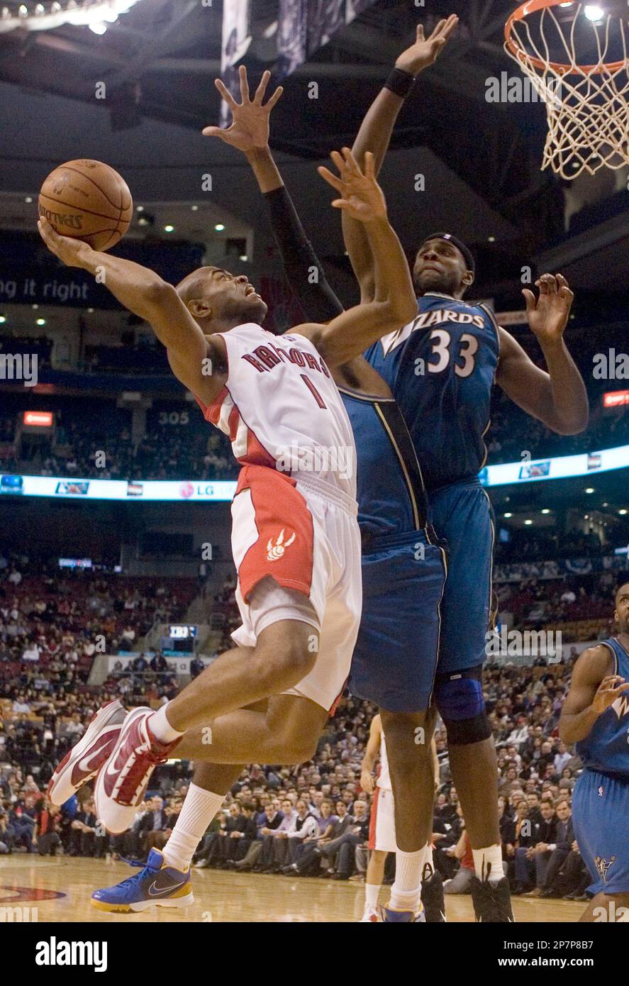Toronto Raptors' Jarrett Jack, left, scores against Washington Wizards' Nick Young, center, and Brendan Haywood, right, during the first half of an NBA basketball game in Toronto on Tuesday, Dec. 1, 2009. (AP Photo/The Canadian Press,Chris Young) Banque D'Images