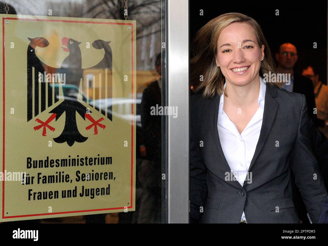 New German Family Minister Kristina Koehler arrives for a photo opportunity in Berlin, Germany, Monday, Nov. 30, 2009. Sign reads: 'Ministry for Family, Senior Citizens, Women and Youth'. (AP Photo/Gero Breloer) Banque D'Images
