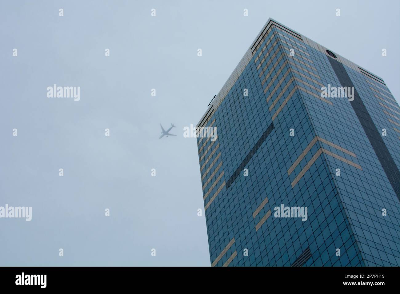 Un avion volant au-dessus de la ville, Bruxelles en Europe Banque D'Images