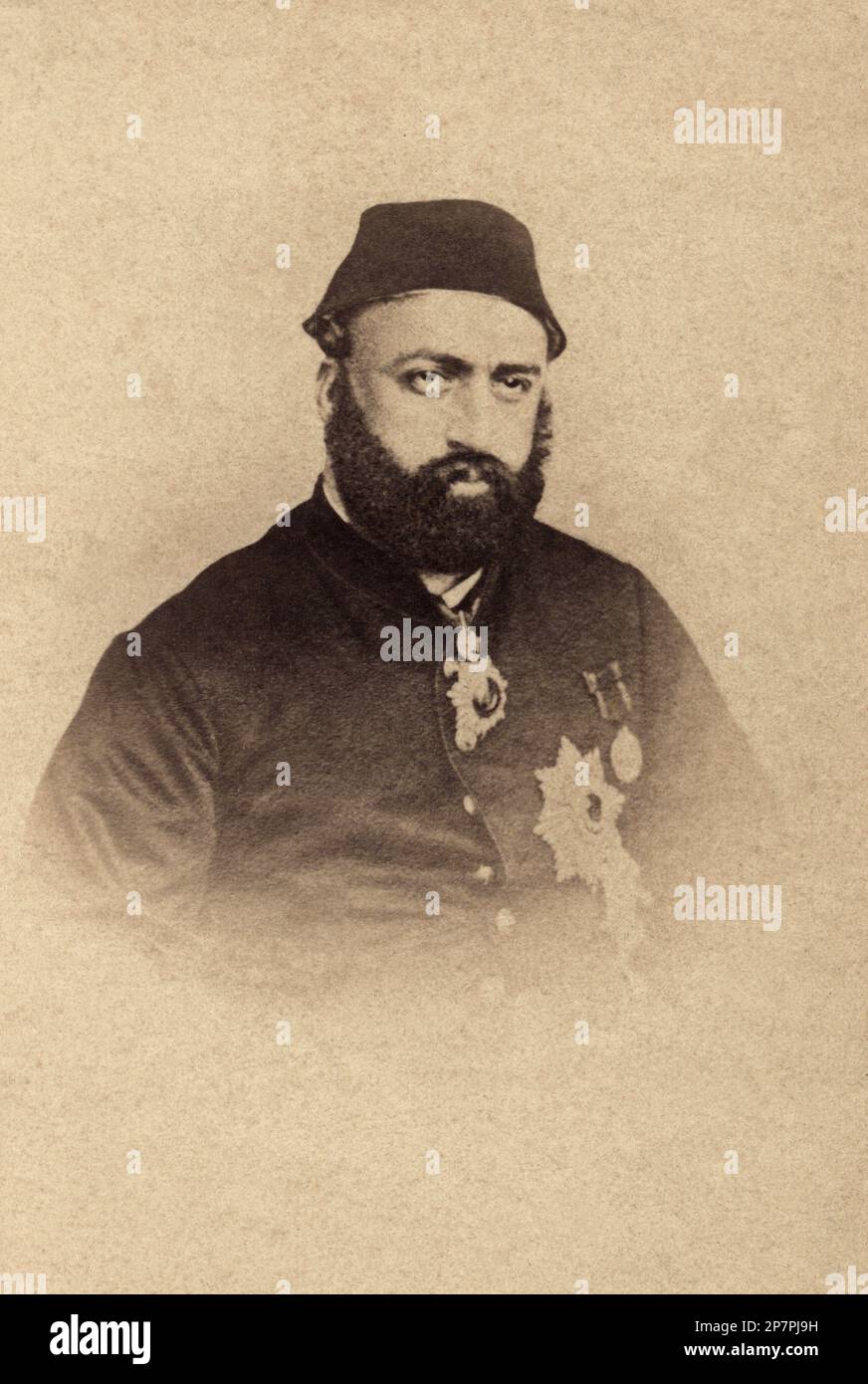 1865 CA , Intanbul , Turquie : le sultan turc ottoman AZIZ ( ABDULAZIZ ) ( 1830 – 1876 ) était le sultan de 32nd de l'Empire ottoman et régna entre 1861 et 1876 . Il était le fils du Sultan Mahmud II et succéda à son frère Abdulmecid en 1861. Il s'intéressait à la littérature et était aussi compositeur de musique classique . Certaines de ses compositions ont été rassemblées dans l'album ' musique européenne à la Cour ottomane ' par l'Académie de Londres de musique de Cour ottomane .- royalties - nobili - nobiltà - barbe - barba FOTO STORICHE - PHOTOS D'HISTOIRE - ISLAM - IMPERO OTTOMANO - portrait - ritratto - Banque D'Images