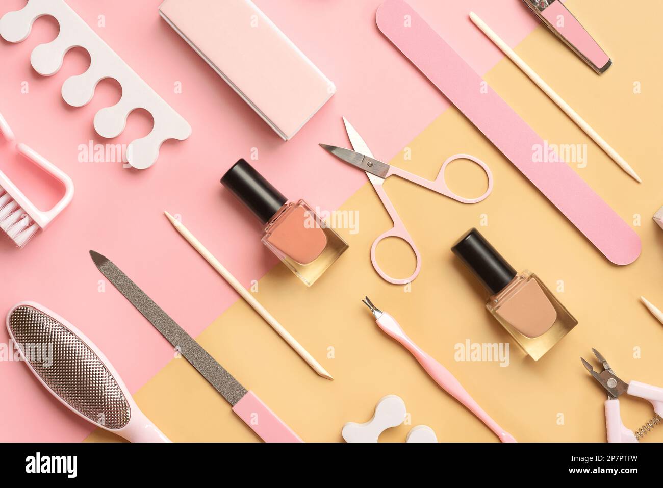 Composition avec cosmétiques et accessoires pour manucure ou pédicure sur fond beige et rose. Concept de manucure et pédicure Banque D'Images