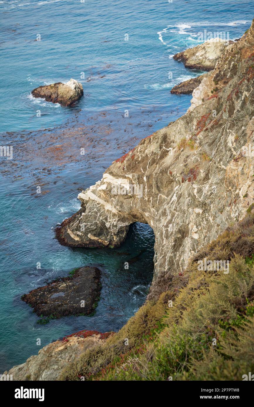 Rock Arch dans l'océan Pacifique à Big sur Banque D'Images