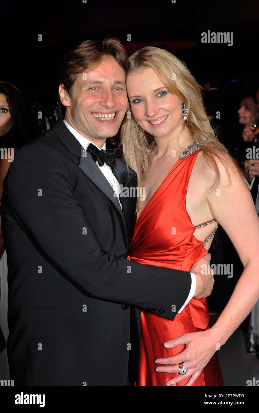 Designerin Jette Joop, rechts, und ihr Ehemann Christian Elsen, links, posieren am Donnerstag, 26. November 2009, auf der Party nach der Verleihung des Bambi 2009 Medienpreises in Potsdam, Brandenburg. (AP Photo/Gero Breloer) --- Designer Jette Joop, right, and her husband Christian Elsen, left, pose for the media at the party after the Bambi 2009 media award ceremony in Potsdam, Germany, Thursday, Nov. 26, 2009. (AP Photo/Gero Breloer) Banque D'Images