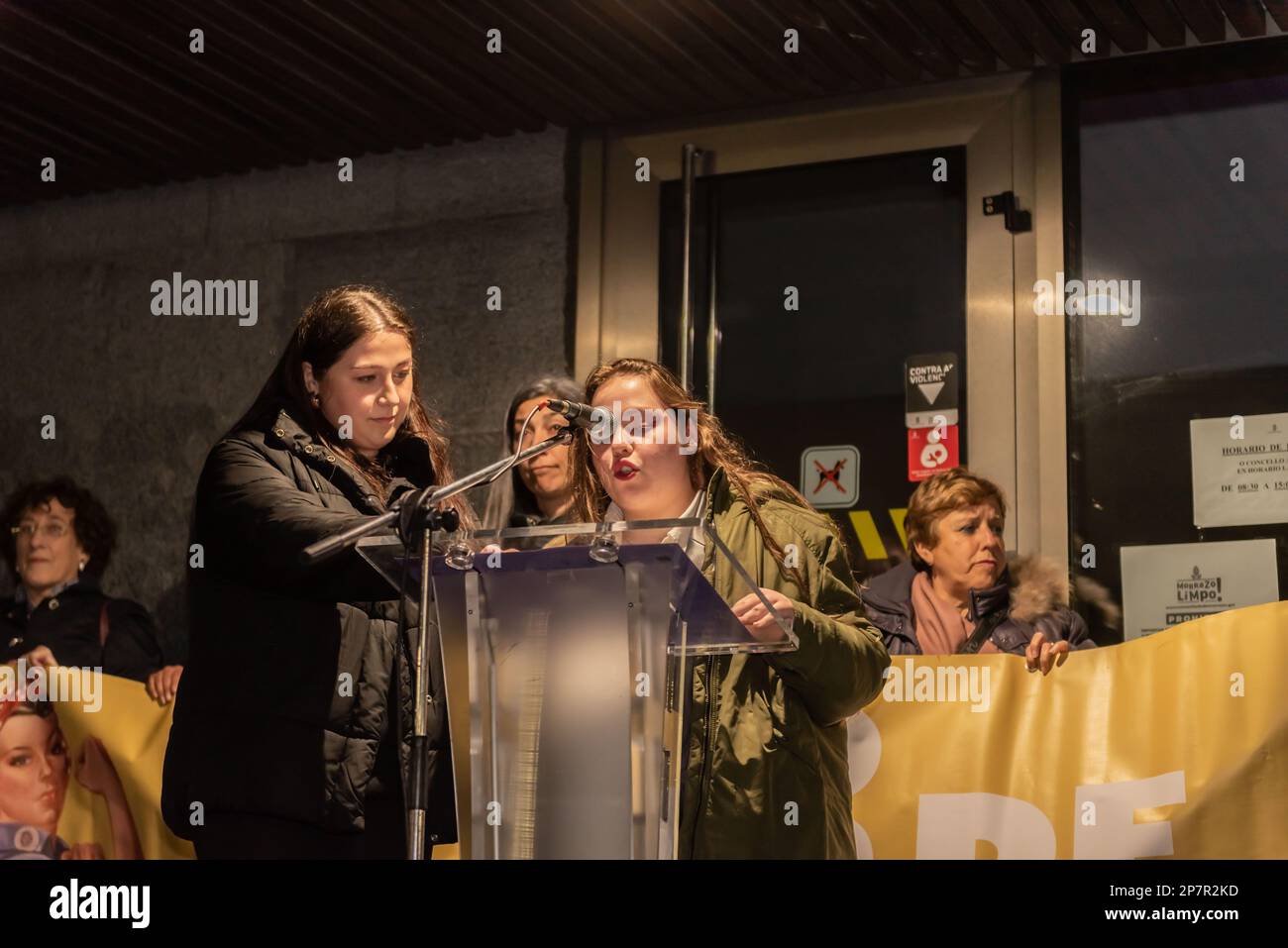 Cangas Espagne, 8th, 2023. Manifestation à 20,00 h pour la Journée internationale des droits de la femme, avec un grand nombre de manifestants. Deux filles de l'école secondaire publique de Rodeira à Cangas. Ils ont lu le manifeste sur leur chemin de retour à la mairie. Credit: Xan gasalla / Alamy Live News Banque D'Images