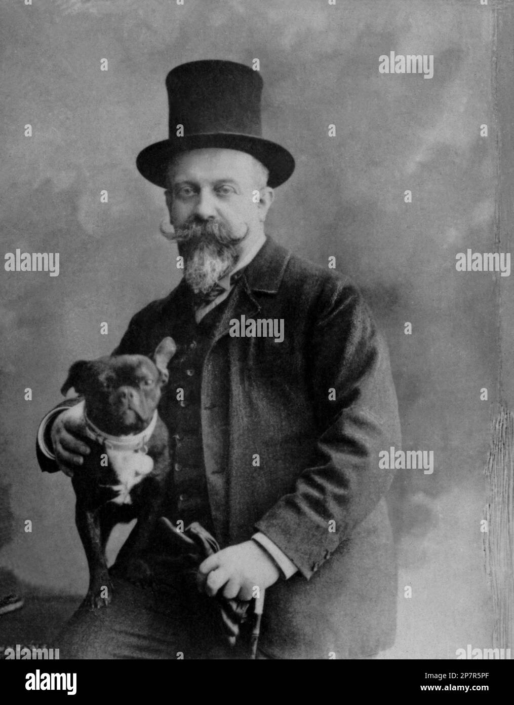 Le scandaleux écrivain français WILLY ( né Henry Gauthier-Villars , 1859 - 1931 ), mari de la femme de fête écrivain COLETTE Willy ( 1873 - 1954 ) de 1893 à 1905 . Photo de Gerschel , Paris . - LETTERATO - SCRITTORE - LETTERATURA - Littérature - moustache - bachigi - barba - barbe - chapeau haut - cappello a cilindro - canne - chien - animale animali domestici - Carlino - bulldog Francese -- Archivio GBB Banque D'Images
