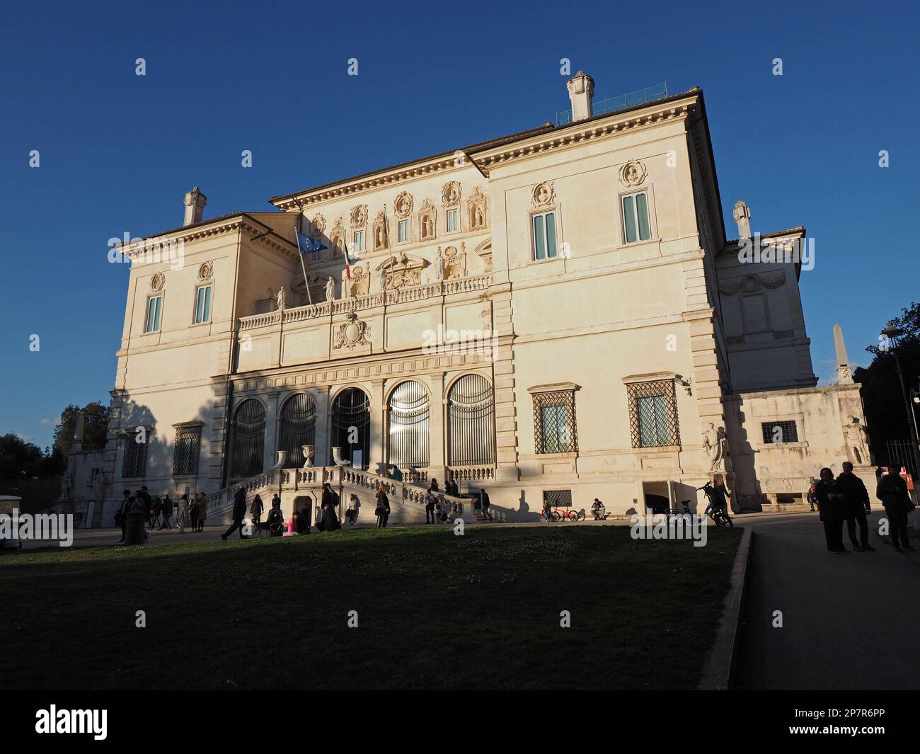 L'extérieur du musée Galleria Borghese est éclairé en fin d'après-midi. Rome, Latium, Italie Banque D'Images