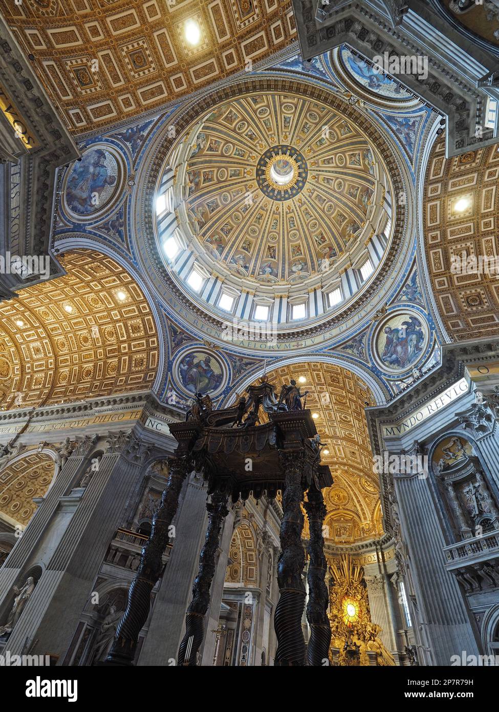 L'immense autel en bronze de la basilique Saint-Pierre du Vatican. C'est exactement au-dessus de l'endroit où Saint Pierre a été enterré. Banque D'Images