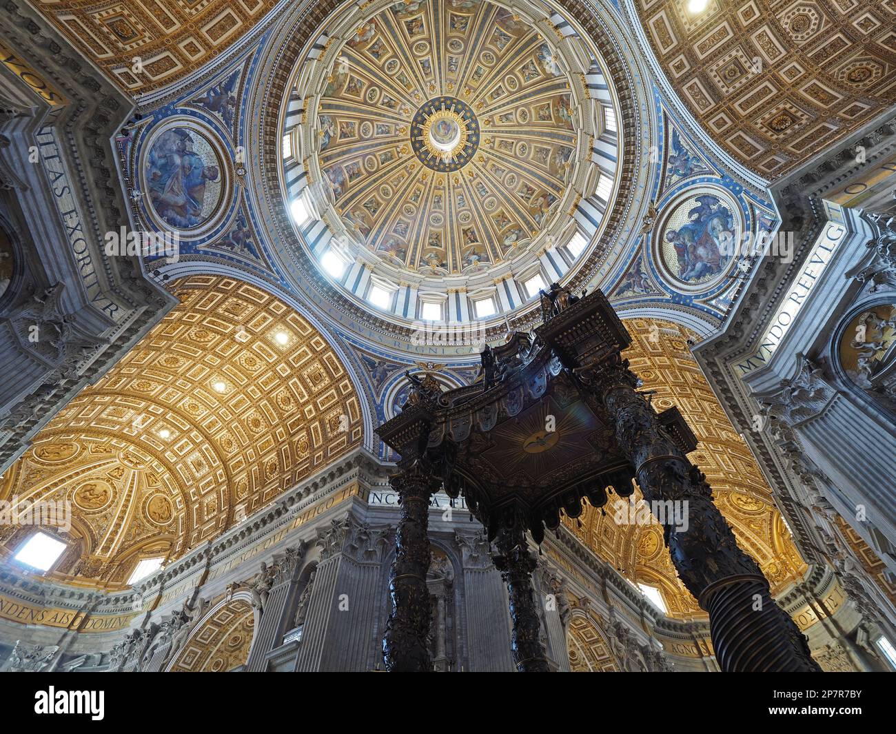 L'immense autel en bronze de la basilique Saint-Pierre du Vatican. C'est exactement au-dessus de l'endroit où Saint Pierre a été enterré. Banque D'Images