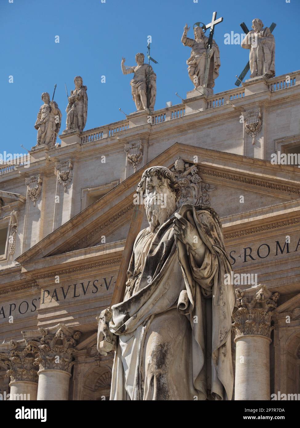 Détails de l'architecture et sculptures devant et au-dessus de la basilique Saint-Pierre dans la Cité du Vatican, le Vatican. Banque D'Images