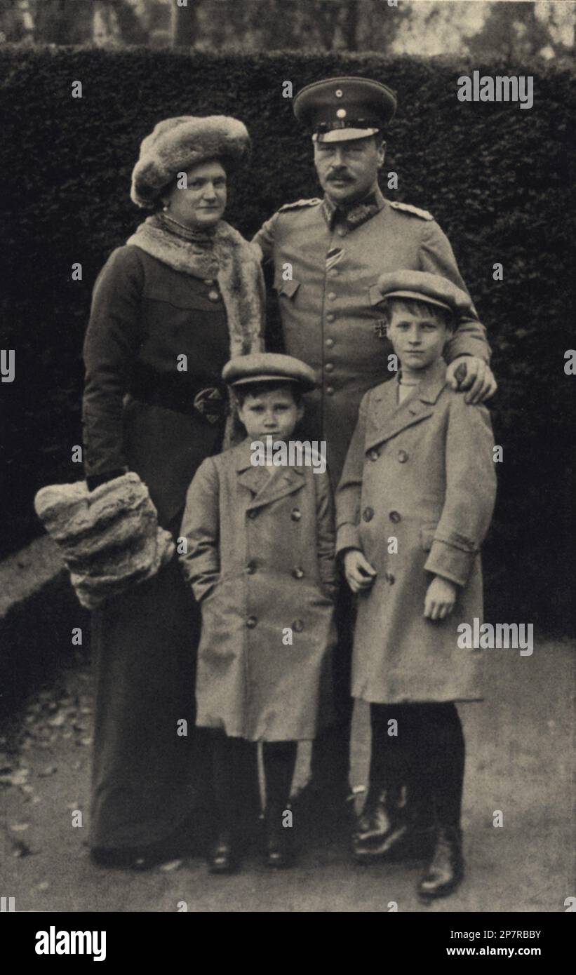 1914 environ : Le Grand Duc de HESSE et le Rhin ERNST LUDWIG ( Darmstadt 25 novembre 1868 - Schloss Wolfsgaeten 9 octobre 1937 ) et sa femme de 2nd la princesse ELEONORE de Solm-Hohensolms-Lich ( Lich , 17 septembre 1871 - Ostende 16 novembre 1937 ) et leurs deux fils : GEORGE DONATUS de Hesse ( Darmstadt 8 novembre 1906 - Ostende 16 novembre 1937 ) et LUDWIG ( Darmstadt 20 novembre 1908 - Francfort 30 mai 1968 ). Dans un accident d'avion le jour 16 novembre 1937, la princesse Eleonore a mort, George Donatus et sa femme Cecile de Grèce avec deux fils Ludwig et Alexandre . - ASSIA - ritrato - reali - r Banque D'Images