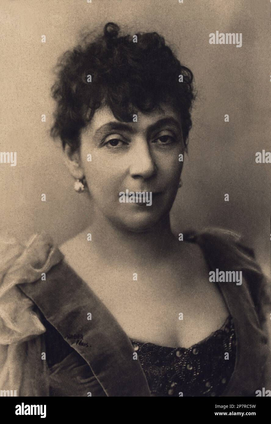 1890 ca : la peintre et illustratrice française MADELEINE LEMAIRE , propriétaire d'un célèbre salon littéraire à Paris et amie de l'écrivain Marcel Proust et du compositeur de musique Reynaldo Hahn . Photo de NADAR , Paris , France - pitonessa - ART - ARTE - PITTURA - peinture - PITTORE - PITTRICE - artiste - artista - portrait - ritratto - BELLE EPOQUE - velours - velluto - encolure - ouverture - scollatura - orecchino - orecchini - boucles d'oreilles - ardrops - chignon --- Archivio GBB Banque D'Images