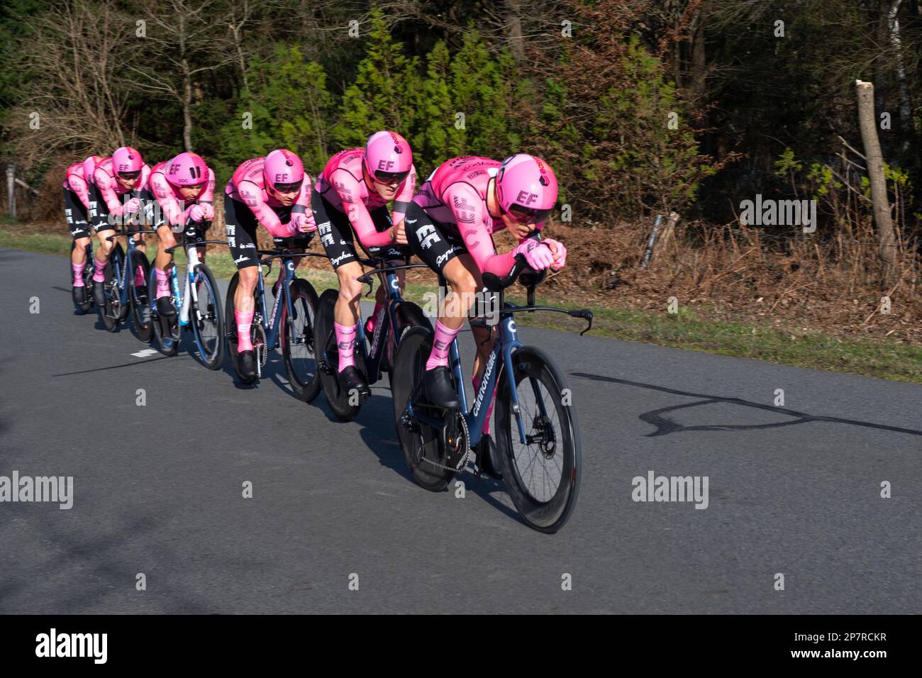 Dampierre en Burly, France. 07th mars 2023. L'équipe EF-EasyPost en action lors de la troisième phase de Paris-Nice 2023. La troisième étape de la course cycliste Paris-Nice 2023 est un essai de 32,2 km en équipe sur un circuit autour de Dampierre-en-Burly. L'équipe Jumbo Visma a remporté la première place devant l'équipe EF EasyPost. Le pilote danois Magnus Cort Nielsen (équipe EF EasyPost) prend le maillot jaune du leader. Crédit : SOPA Images Limited/Alamy Live News Banque D'Images