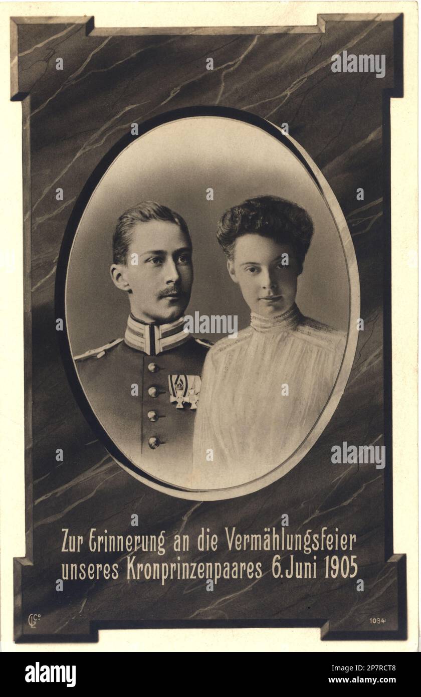 1906 : carte postale allemande pour célébrer le mariage de Kronprinz WILHELM FRIEDERICH ( 1882 - 1951) et CECILE de Mecklembourg Schwerin ( 1887 - 1954 ) le jour 6 juin 1906 à Berlin. Le Kronprinz était le fils aîné de l'empereur GUILLAUME II ( Guglielmo II ) HOHENZOLLERN , roi de Prusse, empereur d'Allemagne ( Potsdam 1859 - Doopr , Hollande 1941 ) , petit-fils de la reine Victoria d'Angleterre . - ROYALTIES - NOBLESSE - Nobiltà - médailles - medaglie - medaglia - uniforme militaire - divisa militare - collier - colletto - BELLE EPOQUE - bachigi - moustache - sposi - matrimonio - sposi - sposalizi Banque D'Images