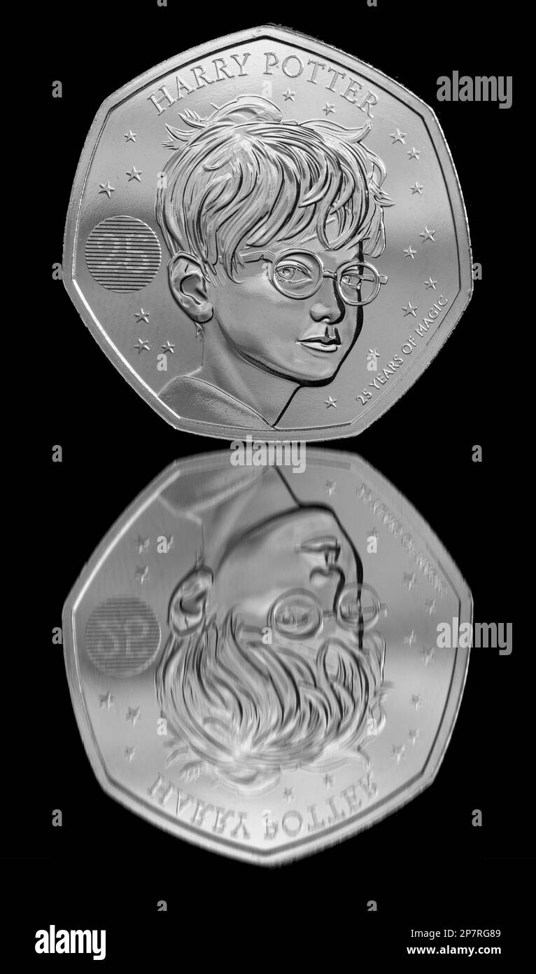Le revers d'une pièce de 2022 UK 50p mettant en vedette le magicien Harry Potter pour commémorer 25 ans de Harry Potter Banque D'Images