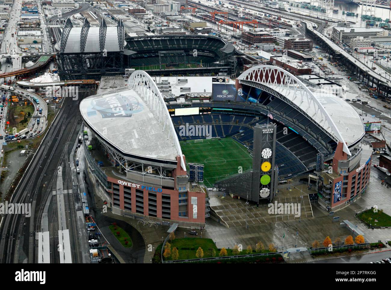 The Seattle Seahawks' football stadium is seen outfitted with a soccer pitch in preparation for Sunday's Major League Soccer championship game, Thursday, Nov. 19, 2009, in Seattle. The Los Angeles Galaxy and Real Salt Lake will play for the MLS Cup. (AP Photo/Elaine Thompson) Banque D'Images