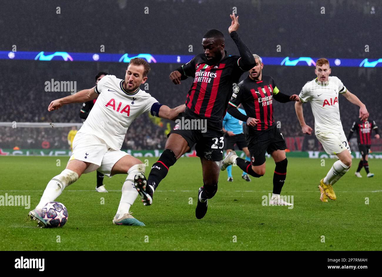 Harry Kane de Tottenham Hotspur et Fikayo Tomori d'AC Milan (à droite) se battent pour le ballon lors de la manche de seize de la Ligue des champions de l'UEFA, deuxième match de jambe au Tottenham Hotspur Stadium, Londres. Date de la photo: Mercredi 8 mars 2023. Banque D'Images