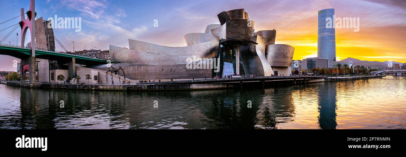 Bilbao, Espagne - 20 NOVEMBRE 2021 : magnifique vue panoramique en soirée du musée Guggenheim conçu par Frank Gehry et l'estuaire de la bankment de Bilbao et du ciel Banque D'Images