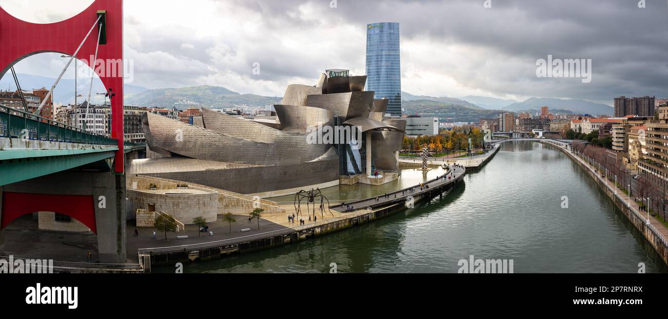 Bilbao, Espagne - 21 NOVEMBRE 2021 : vue panoramique sur le musée Guggenheim conçu par Frank Gehry et l'estuaire de la bankment de Bilbao le jour des pluies Banque D'Images