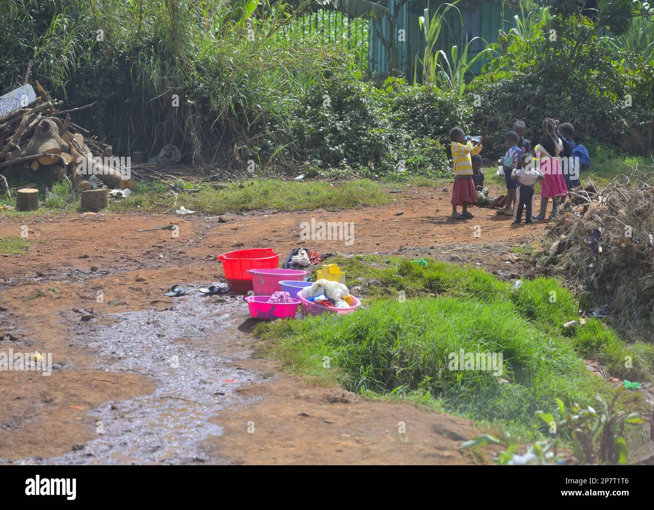 Bidonvilles africains le long de la route de contournement nord à Runda, Nairobi KE Banque D'Images