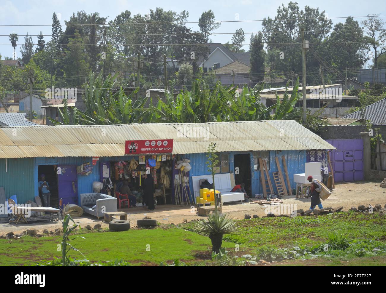 Bidonvilles africains le long de la route de contournement nord à Runda, Nairobi KE Banque D'Images