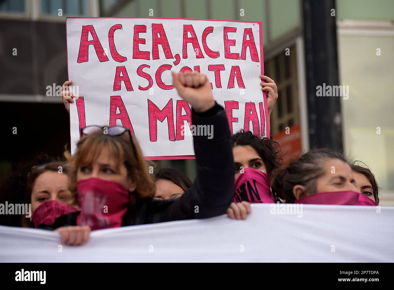 Rome, Italie. 08th mars 2023. Un manifestant tient un écriteau exprimant son opinion lors de la marche des femmes pour célébrer la Journée internationale de la femme à Rome. Les gens affichaient des écriteaux et des bannières exigeant et soutenant les droits des femmes. Credit: Vincenzo Nuzzolese/Alamy Live News Banque D'Images