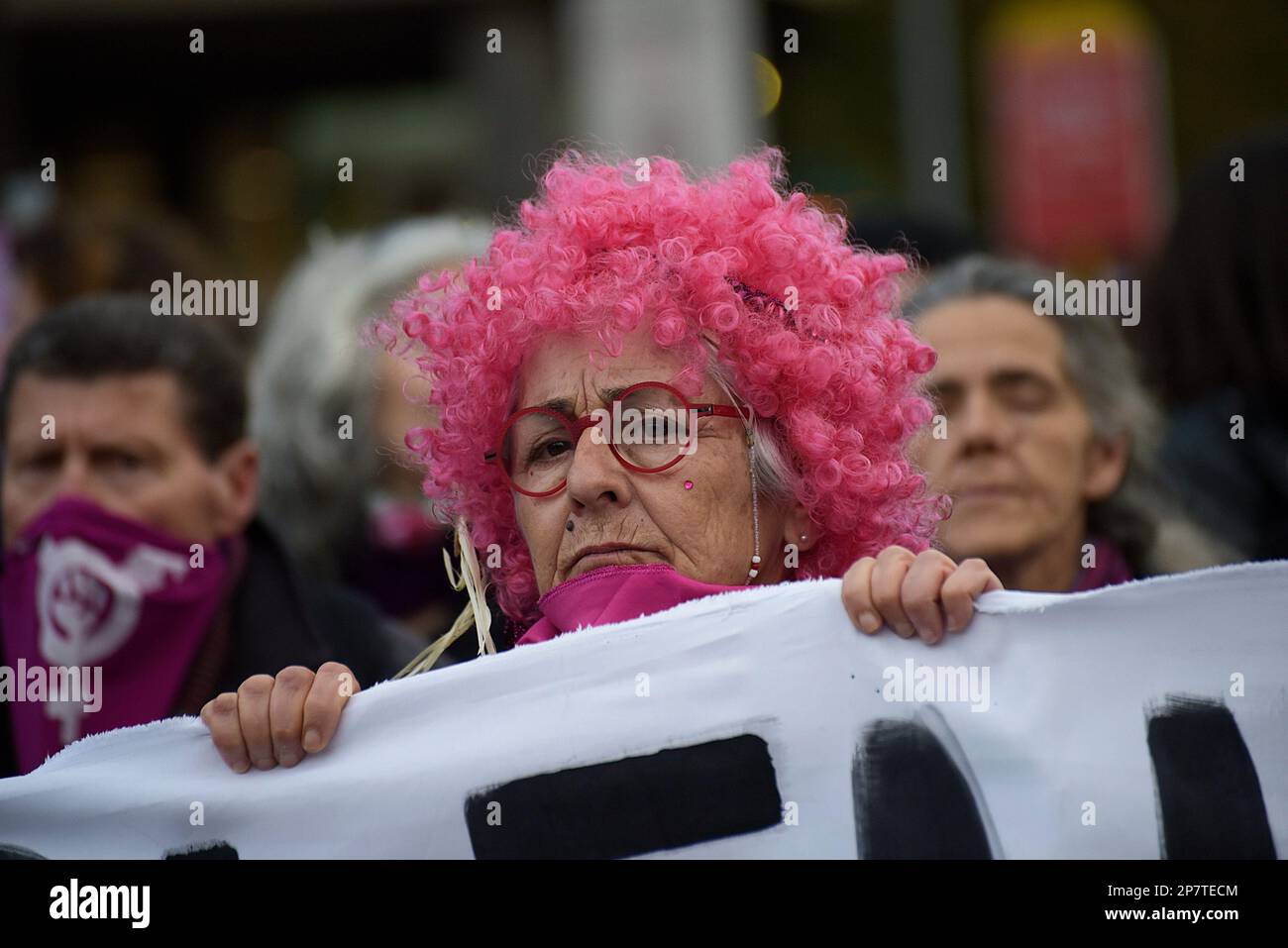 Rome, Italie. 08th mars 2023. Un manifestant avec une perruque sur la tête est vu pendant la marche des femmes pour marquer la Journée internationale de la femme à Rome. Les gens affichaient des écriteaux et des bannières exigeant et soutenant les droits des femmes. Credit: Vincenzo Nuzzolese/Alamy Live News Banque D'Images