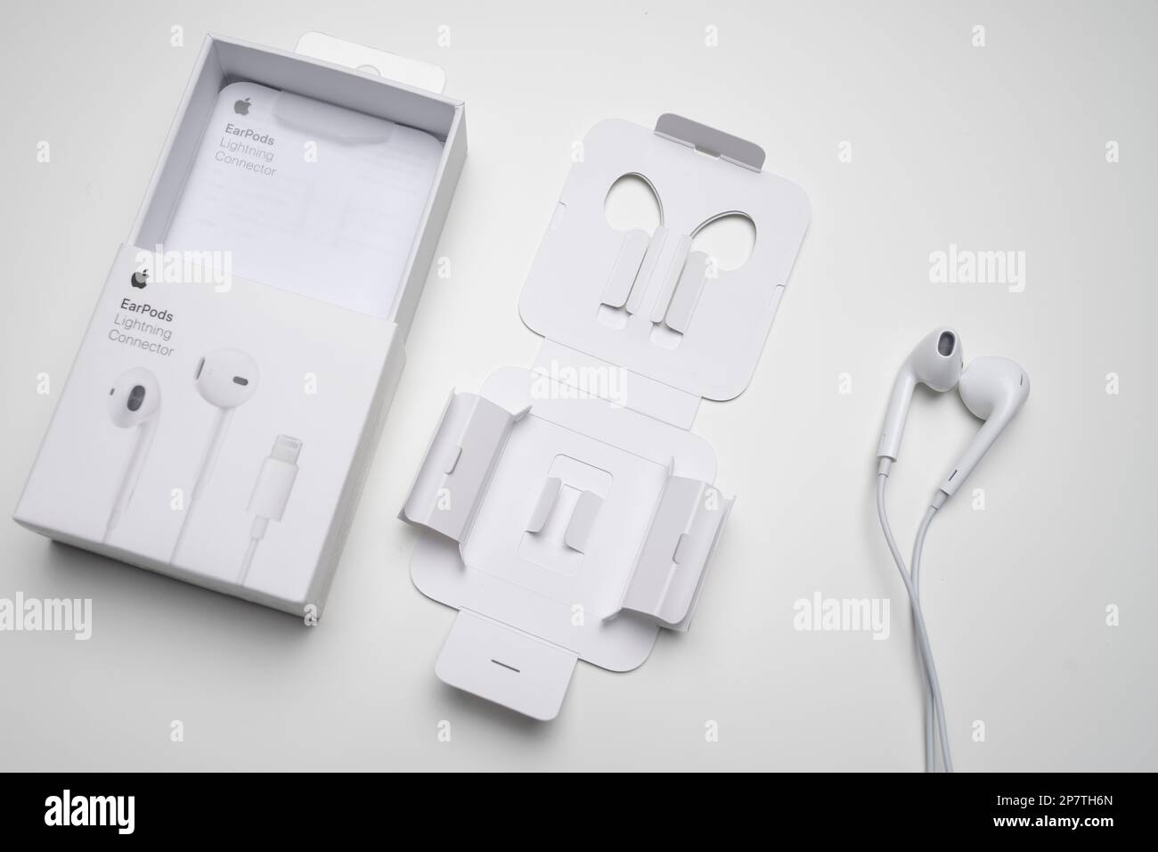 Nouveaux écouteurs Apple EarPods, Airpods, casques blancs pour écouter de  la musique et des podcasts dans un boîtier ouvert. Isolé sur fond blanc.  Budapest, Hongrie - Fér Photo Stock - Alamy