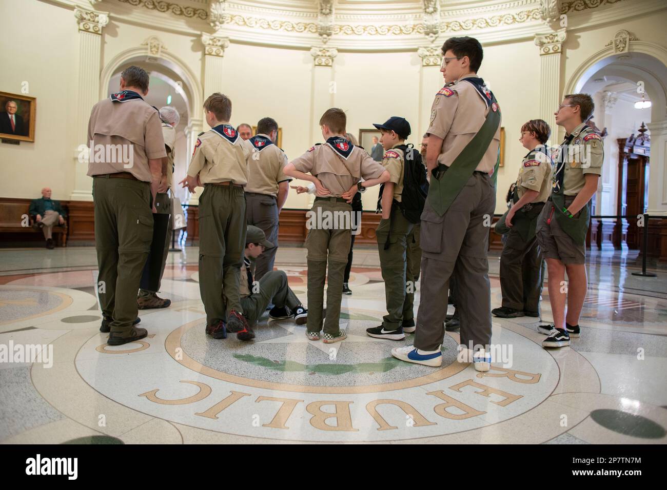 Austin Texas Etats-Unis, 8 mars 2023: Un groupe de scouts se réunit dans la rotonde du Capitole du Texas en attendant une visite. Crédit : Bob Daemmrich/Alay Live News Banque D'Images