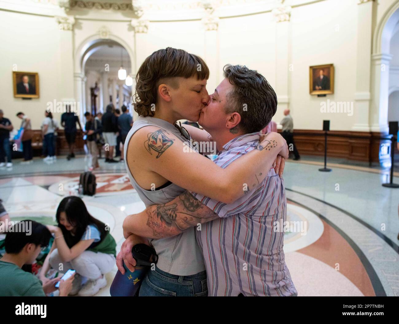 Kendall Jackson (à gauche) et Mac Eggimann (à droite) d'Austin s'embrassent dans la rotonde du Capitole du Texas en participant à un rassemblement pour les droits transgenres organisé par le réseau transgenre Education Network of Texas (TENT). Des dizaines de projets de loi anti-LGBTQ ont été déposés à la Chambre et au Sénat. Crédit : Bob Daemmrich/Alay Live News Banque D'Images