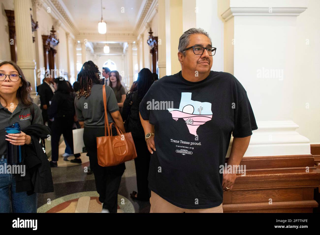 Un homme qui soutient les questions transgenres attend dans la rotonde du Capitole alors que son groupe se réunit pour faire pression sur les législateurs. Crédit : Bob Daemmrich/Alay Live News Banque D'Images