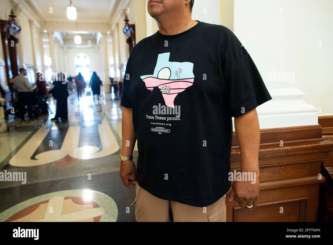 Un homme qui soutient les questions transgenres attend dans la rotonde du Capitole alors que son groupe se réunit pour faire pression sur les législateurs. Crédit : Bob Daemmrich/Alay Live News Banque D'Images