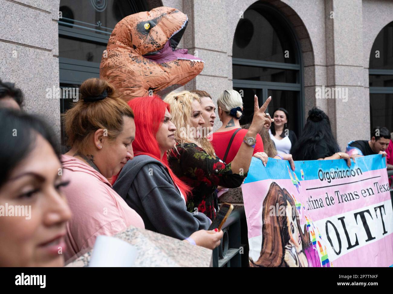 Des militants de l'Organisation des Texans transgenres de Latina (OTTT) militent pour les droits transgenres lorsqu'ils visitent le Capitole du Texas pour parler aux législateurs. Crédit : Bob Daemmrich/Alay Live News Banque D'Images