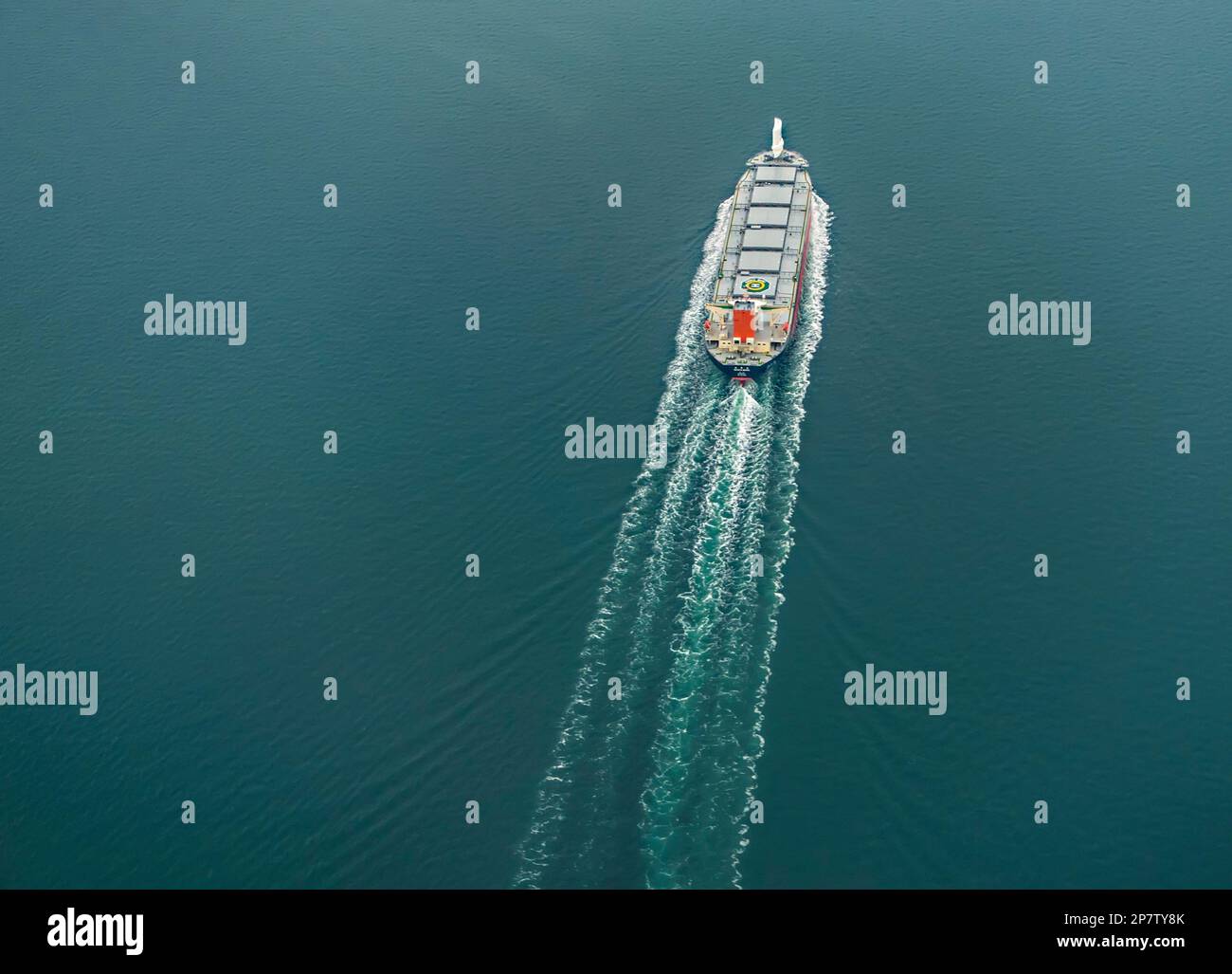 Navire de cargaison à l'antenne de mer avec espace de copie Banque D'Images
