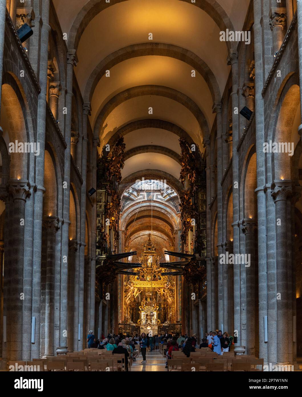 SAINT-JACQUES-DE-COMPOSTELLE, ESPAGNE - 17 SEPTEMBRE 2022 : nef principale à l'intérieur de la cathédrale de Saint-Jacques-de-Compostelle (vers 1211), un lieu historique de pèlerinage Banque D'Images