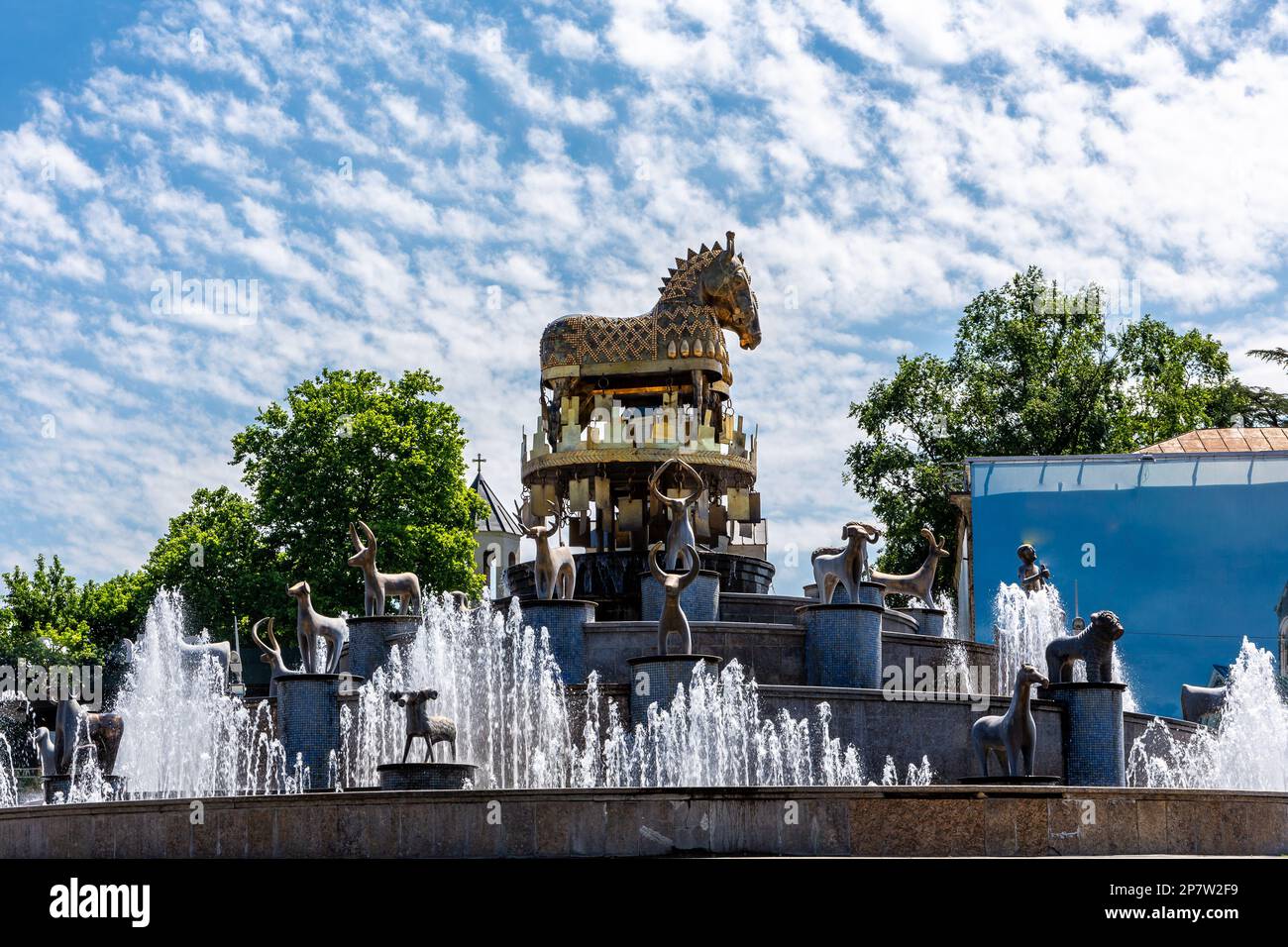 Kutaisi, Géorgie, 04.06.21. Fontaine de Colchis, fontaine moderne avec statues d'animaux dorées, répliques de figures géorgiennes anciennes. Banque D'Images