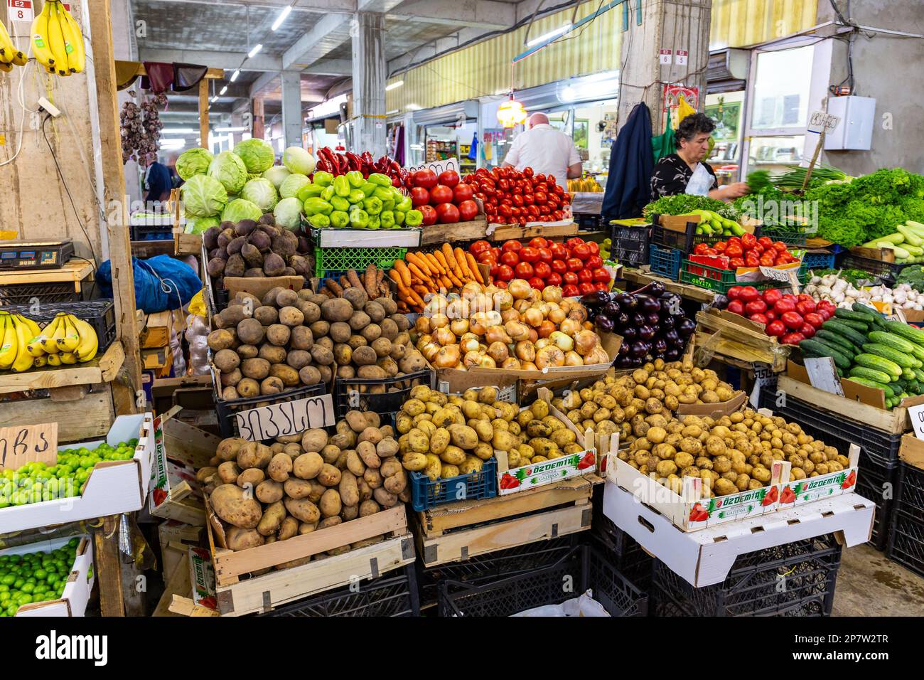 Kutaisi, Géorgie, 04.06.21. Marché avec légumes locaux et femme vendant des produits au marché central de Kutaisi (Green Bazaar, Mtsvane Bazari). Banque D'Images