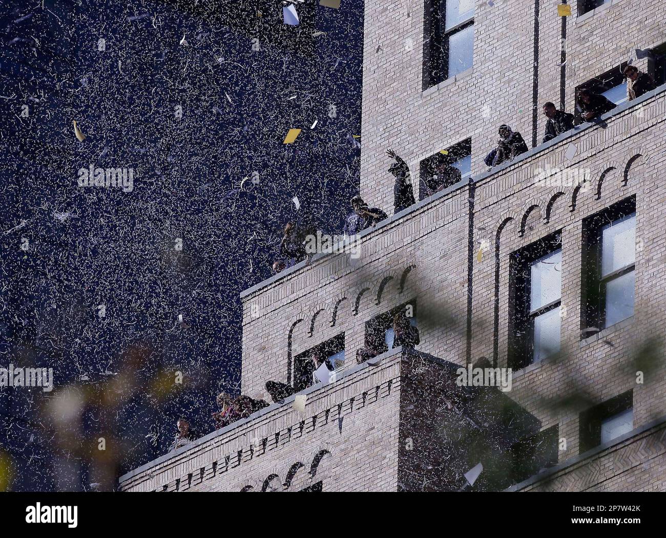 Spectators look down from building terraces as confettie falls during a ticker-tape parade along Broadway celebrating the New York Yankees 27th World Series championship on Friday, Nov. 6, 2009, in New York. (AP Photo/Julie Jacobson) Banque D'Images