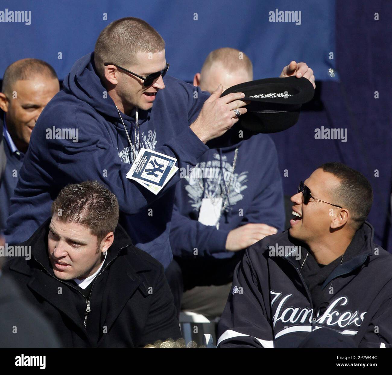 New York Yankees' A.J. Burnett, left, takes Alex Rodriguez's hat from his head during a ceremony at City Hall celebrating the Yankees 27th World Series championship on Friday, Nov. 6, 2009, in New York. (AP Photo/Julie Jacobson) Banque D'Images