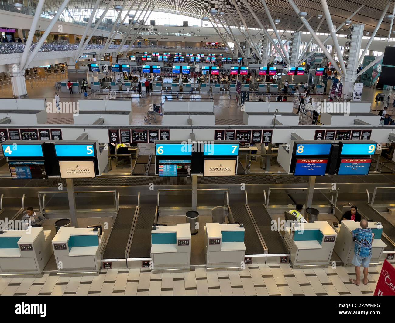 Le Cap, Afrique du Sud. 2023. Enregistrement des passagers de l'aéroport pour les départs dans le terminal pendant une période calme. Banque D'Images