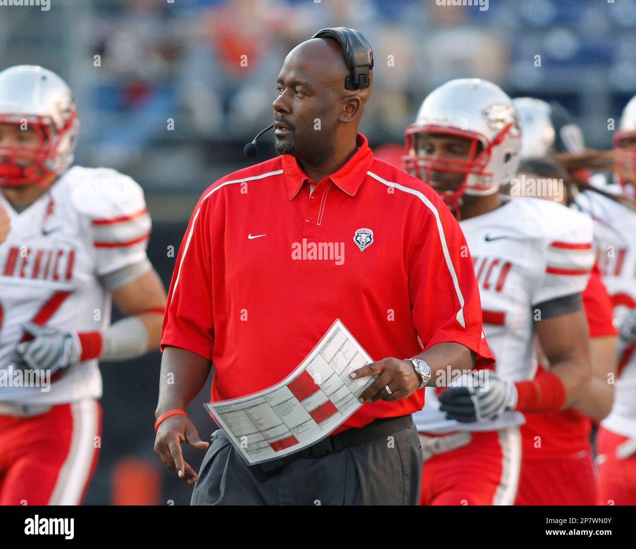 New Mexico head coach Mike Locksley looks on during the second quarter of an NCAA college football game against San Diego State, Saturday, Oct. 31, 2009, in San Diego. (AP Photo/Denis Poroy) Banque D'Images