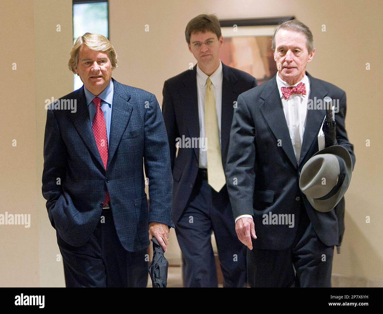 Witness Gary Allen, left, and attorney Steve Smith, right, arrive for the NC State Board of Elections hearing at the Clarion Hotel in downtown Raleigh on Oct. 27, 2009. More witnesses were to be called Tuesday as part of the board's public hearing investigating Easley's campaign committee and the state Democratic Party. (AP Photo/Chris Seward, Pool) Banque D'Images