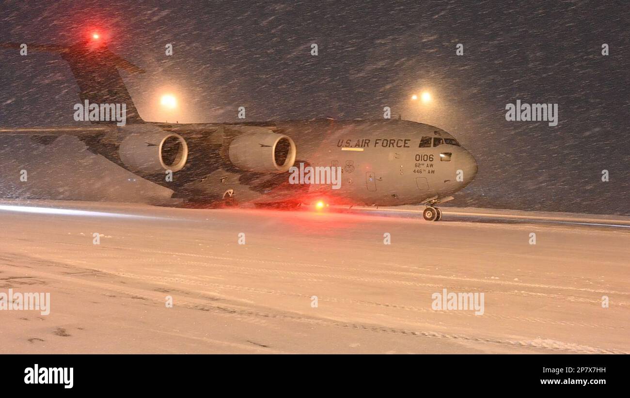 230228-Z-YT106-049 A ÉTATS-UNIS Les avions de fret C-17 de la Force aérienne provenant de la base interarmées Lewis-McChord sont situés à Hector Field, dans le Dakota du Nord. Base de la Garde nationale aérienne à Fargo, dans la Dakota du Nord, sur 28 février 2023. L'avion a renvoyé du matériel et du personnel d'un exercice tenu à la base aérienne d'Andersen, à Guam. (É.-U. Photo de la Garde nationale aérienne par le Sergent principal Michael Knodle) Banque D'Images