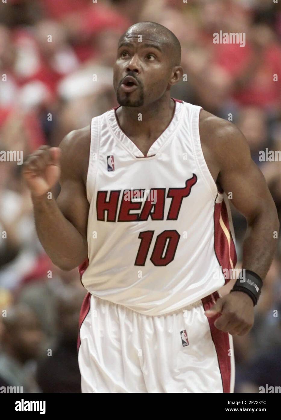 FILE -- This is a May 9, 2000, file photo showing Miami Heat guard Tim Hardaway (10), reacting after a hitting a three-point basket during second quarter playoff action against the New York Knicks at the American Airlines Arena in Miami. The Heat will retire Hardaway's No. 10 jersey before Wednesday night's, Oct. 28, 2009, season-opener against the New York Knicks. (AP Photo/Wilfredo Lee, File) Banque D'Images