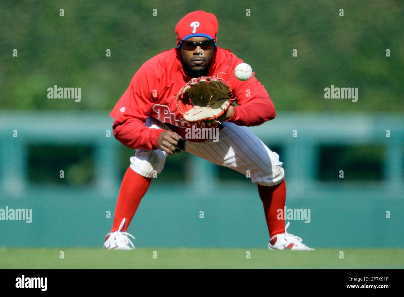 Philadelphia Phillies' Jimmy Rollins catches a ground ball during baseball practice, Monday, Oct. 26, 2009, in Philadelphia. The Phillies face the New York Yankees in Game 1 of the Major League Baseball World Series on Wednesday, Oct. 28, 2009, in New York. (AP Photo/Matt Slocum) Banque D'Images