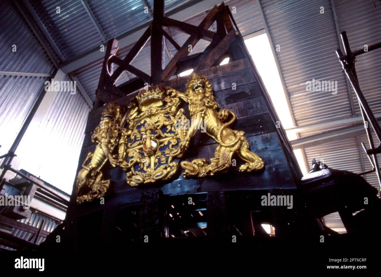 AJAXNETPHOTO. STOCKHOLM, SUÈDE. - ANCIEN NAVIRE DE GUERRE - L'AAAC, SAUVÉ DES EAUX GLACÉES DU PORT DE LA VILLE, SUBIT UNE RESTAURATION DANS UN ENVIRONNEMENT SPÉCIAL CONTRÔLÉ PAR L'HUMIDITÉ. CETTE SCULPTURE DE STERN ÉLABORÉE EST ÉRIGÉE SUR L'IMPOSANTE STERNCASTLE DU NAVIRE. PHOTO:JONATHAN EASTLAND/AJAX REF: HDD/TSH/AAAC/603027 Banque D'Images