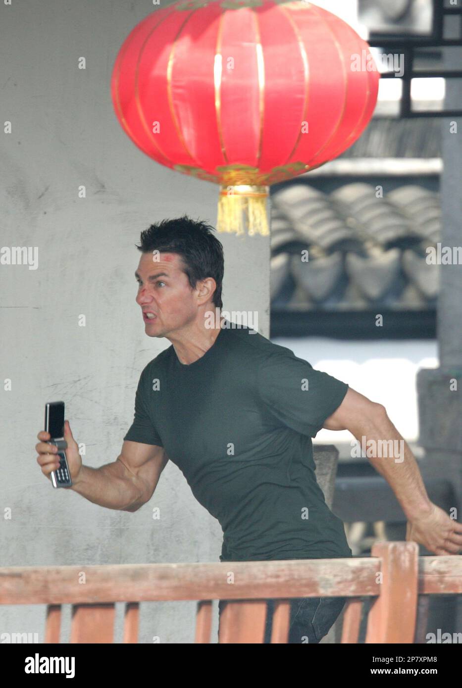 Tom Cruise in action in Xitang Township, an ancient water town in China as he is filming part of Mission Impossible III on November 24, 2005 in Jiashan County of Zhejiang Province, east China. Tom Cruise will continue filming in downtown Shanghai in the coming days. (Color China Photo via AP Images) Banque D'Images
